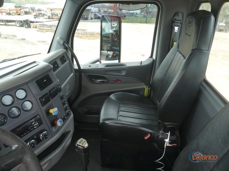2017-peterbilt-567-image-16