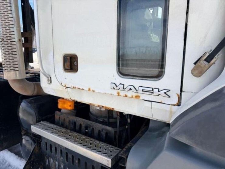 2009-mack-granite-gu813-image-70