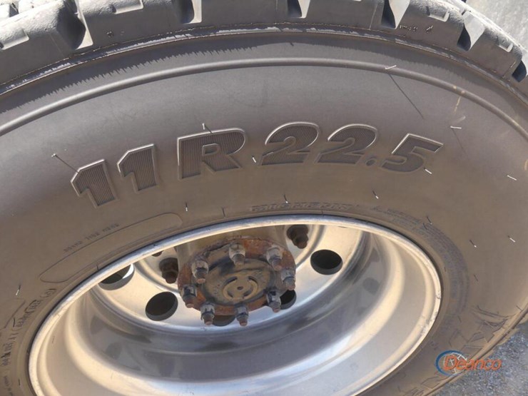 2017-peterbilt-567-image-6