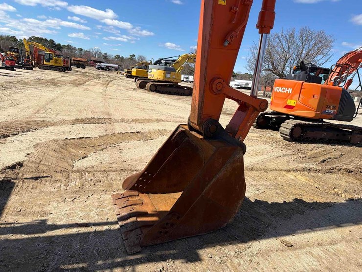 2020-hitachi-zx225usrk-image-14