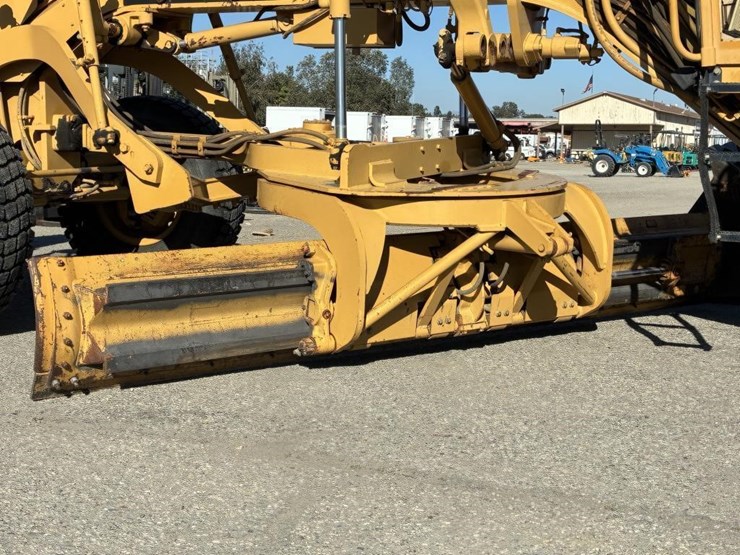 2005-caterpillar-143h-image-13