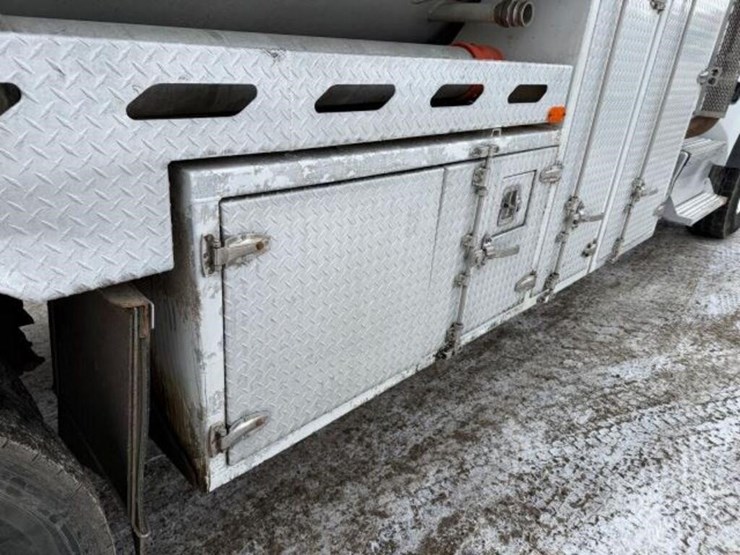 2017-peterbilt-567-image-36