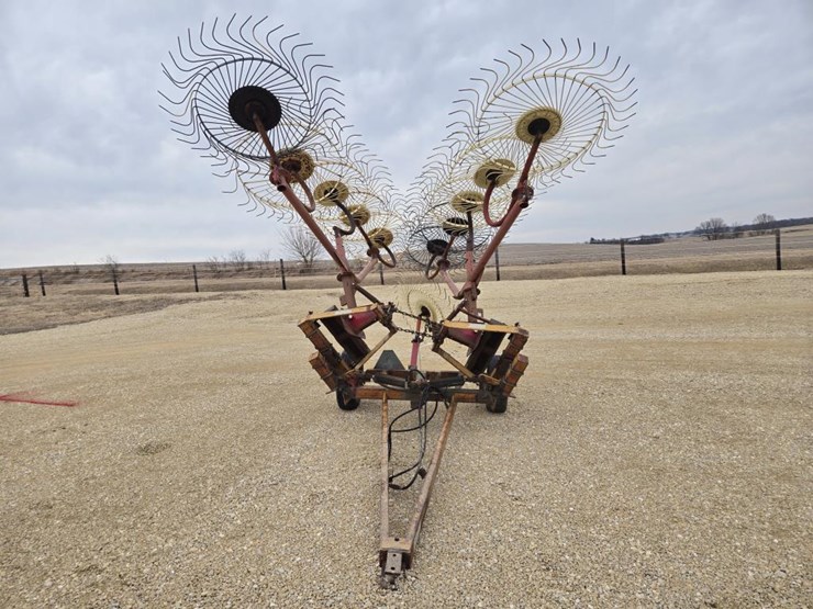 #7957-•-pull-type-10-wheel-v-rake-image-2