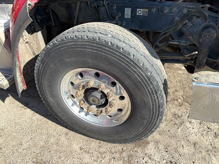 2015-peterbilt-567-image-22