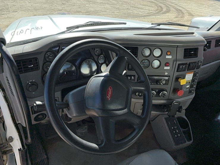 2015-peterbilt-567-image-16