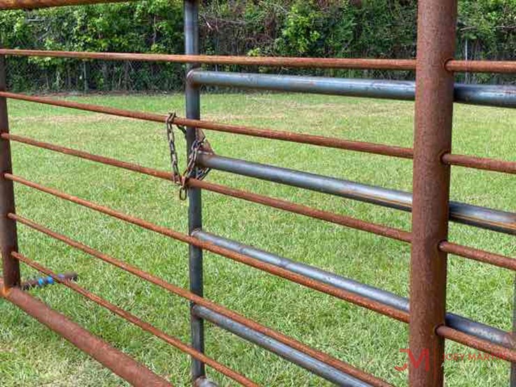 (1)-new-24'-free-standing-8-bar-panel-with-gate-image-6