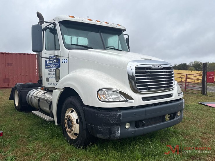 freightliner-s/a-day-cab-truck-tractor,-vin:-image-1
