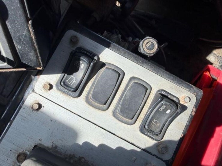 2013-freightliner-108sd-image-23