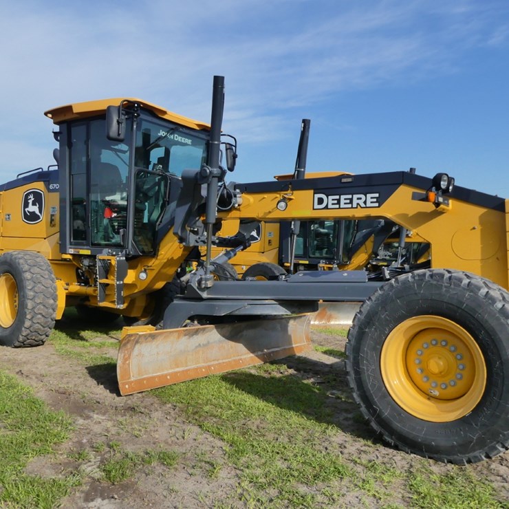 2020 DEERE 670GP