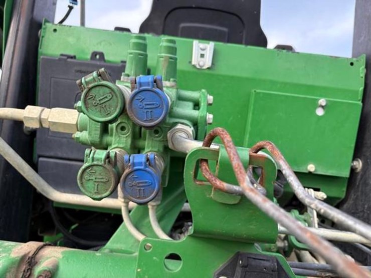 2020-john-deere-6105e-image-10