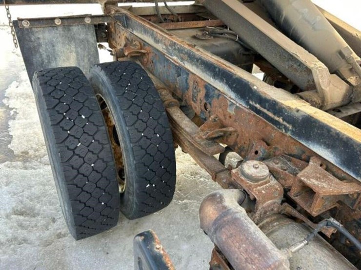 2015-isuzu-nrr-image-41