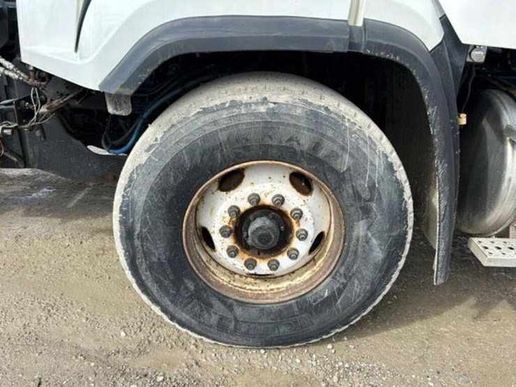 2013-freightliner-108sd-image-66