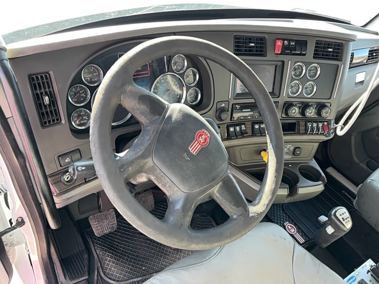 2017-kenworth-t880-image-17