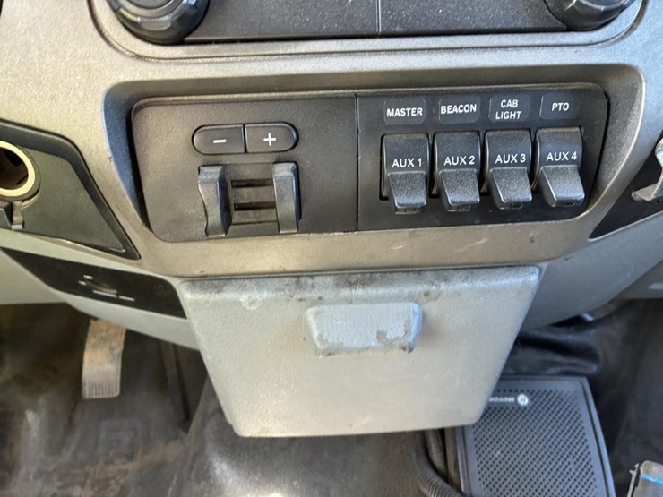 2012-ford-f550-xlt-image-14