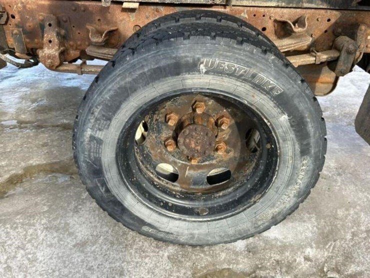 2015-isuzu-nrr-image-47