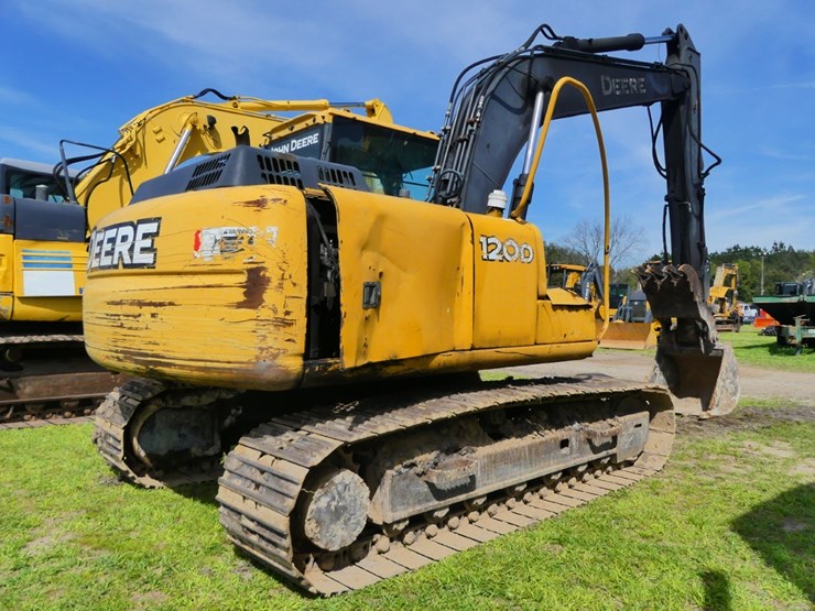 2012-deere-120d-image-4