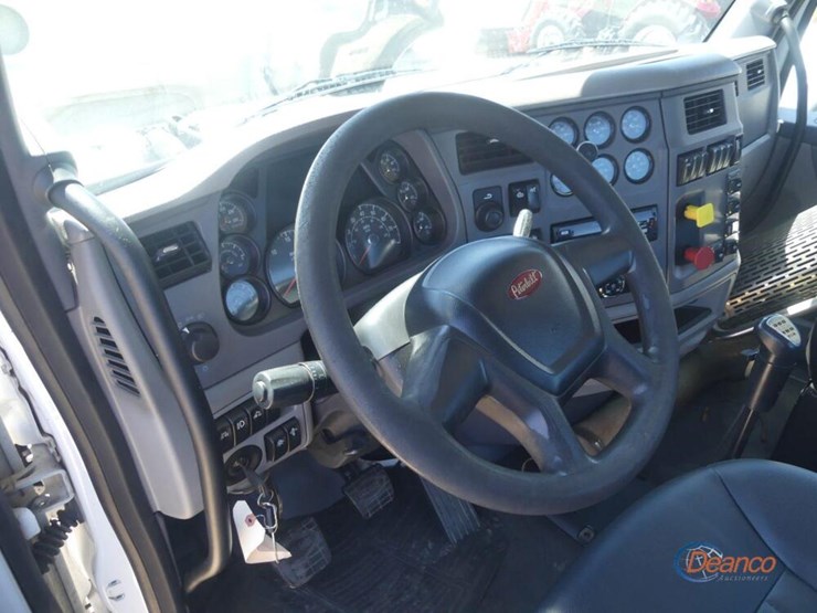 2017-peterbilt-567-image-15