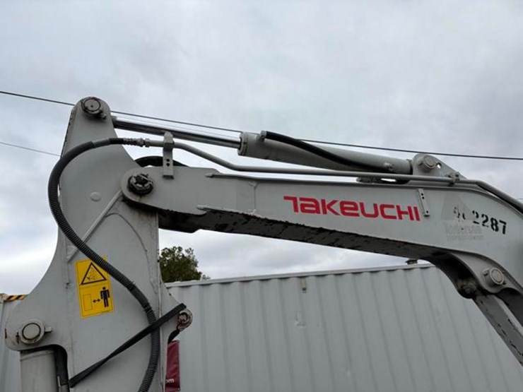 2017-takeuchi-tb240-image-9