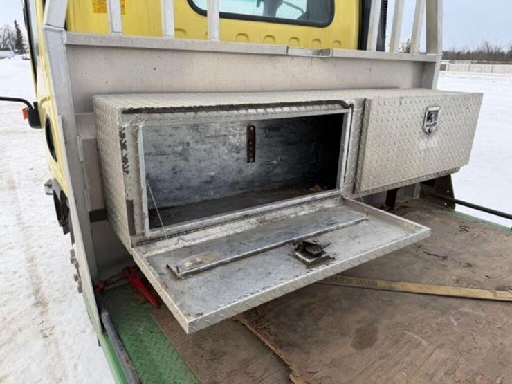 2022-isuzu-nrr-image-30