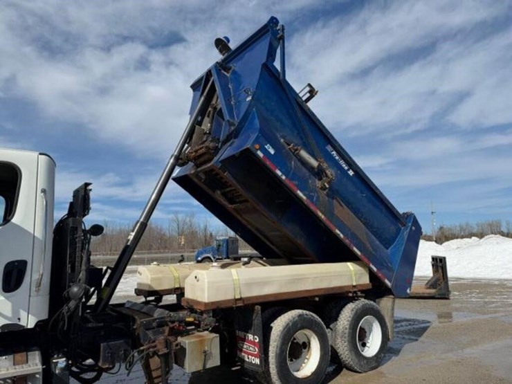 2013-freightliner-108sd-image-27