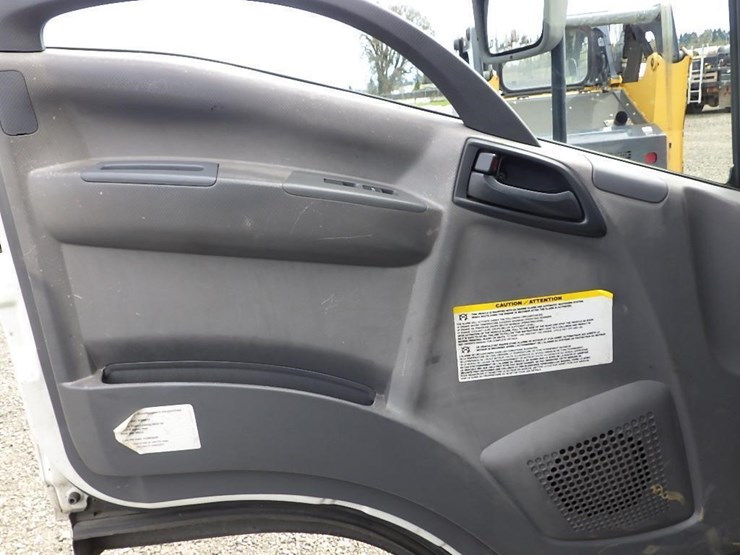 2010-isuzu-npr-image-19