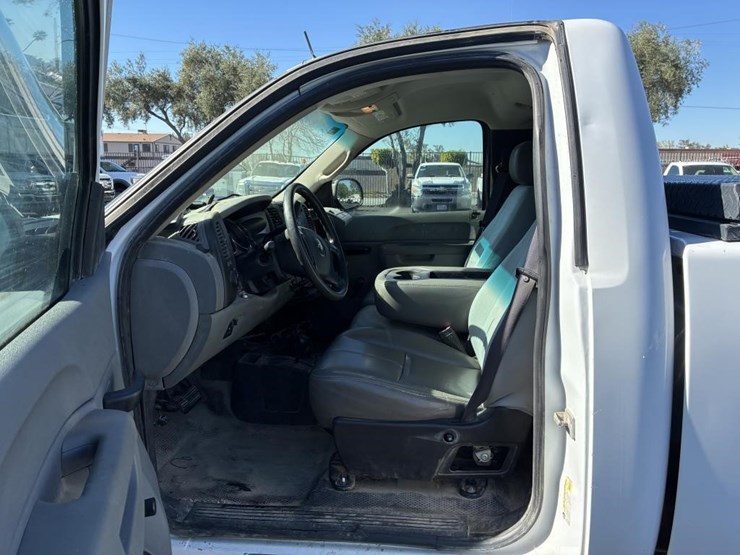 2011-chevrolet-2500-image-10