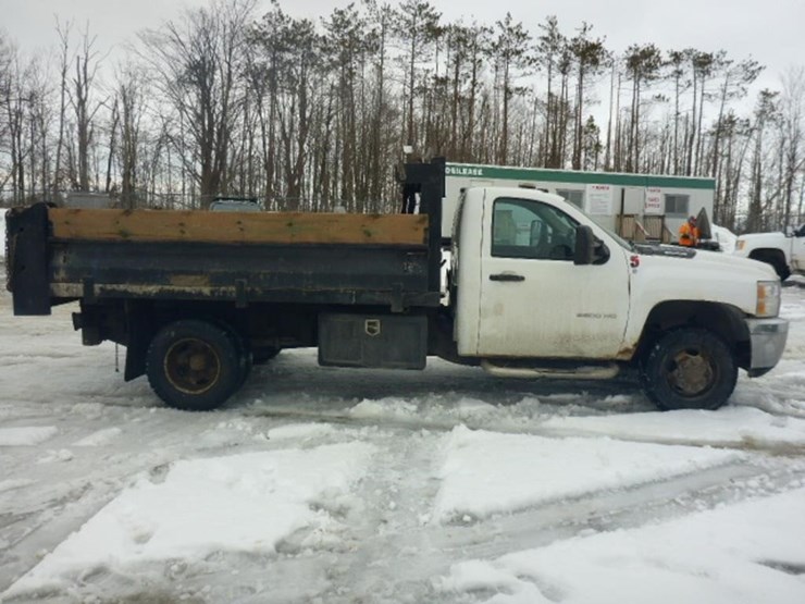 2014-chevrolet-3500-image-8