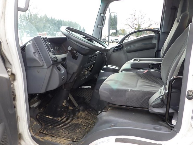 2010-isuzu-npr-image-18