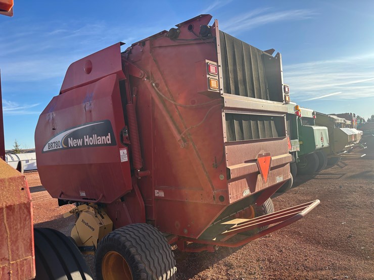 2005-new-holland-br780-image-4