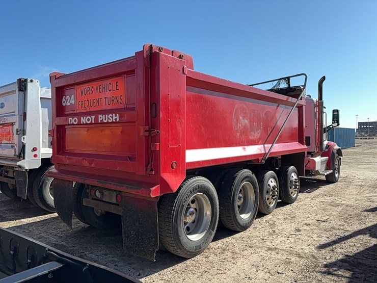 2015-peterbilt-567-image-5