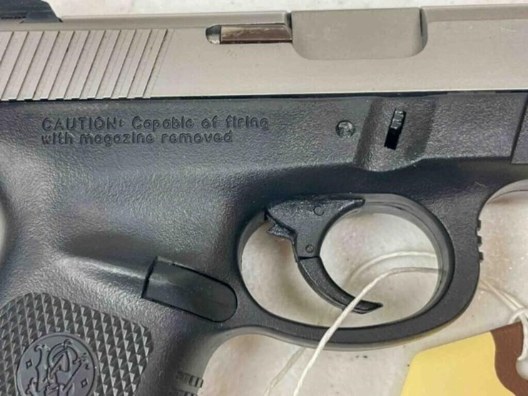 smith&-wesson-pistol-image-5