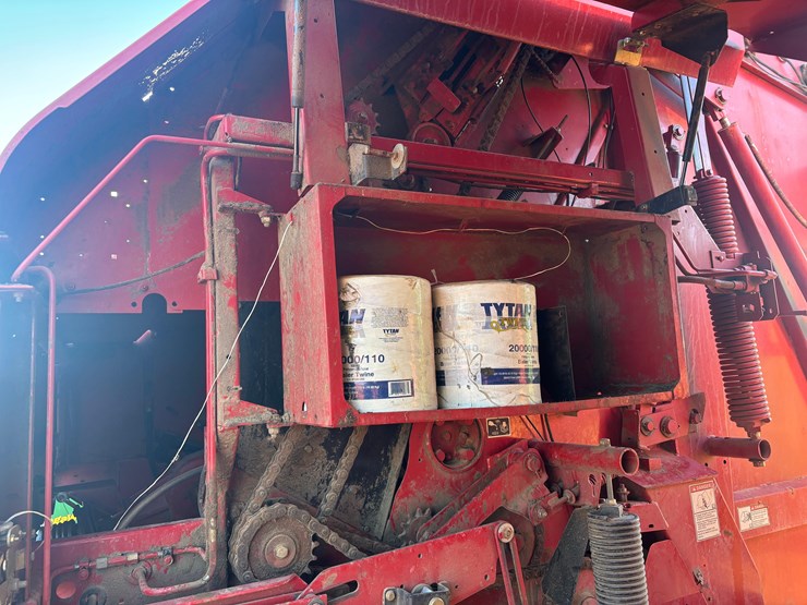 2005-new-holland-br780-image-7