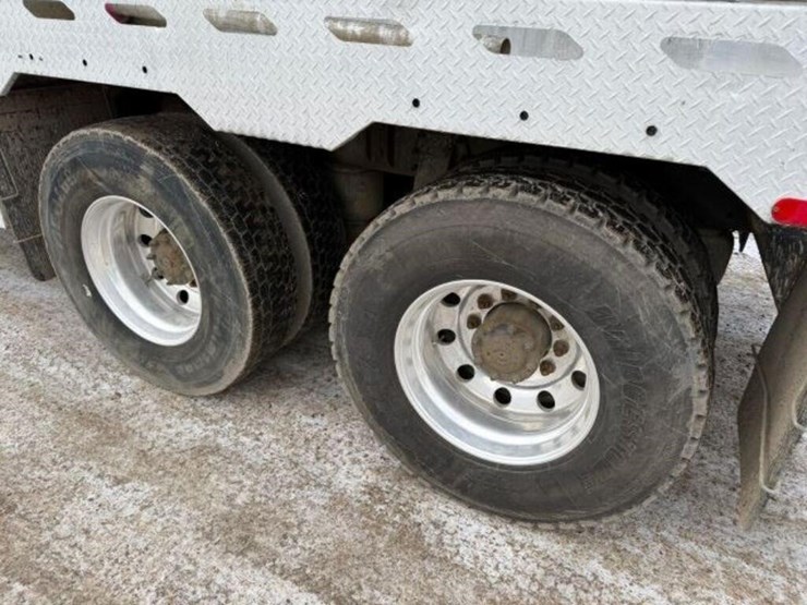 2017-peterbilt-567-image-47