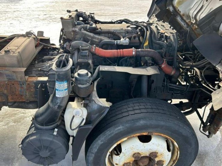 2015-isuzu-nrr-image-29