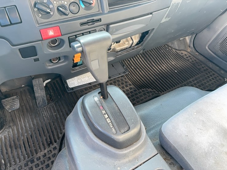 2008-isuzu-npr-image-18