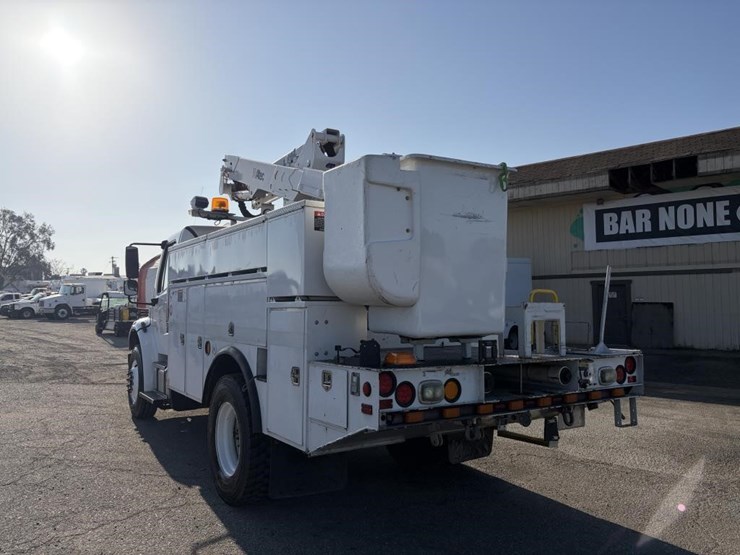 2014-freightliner-m2-106-image-4