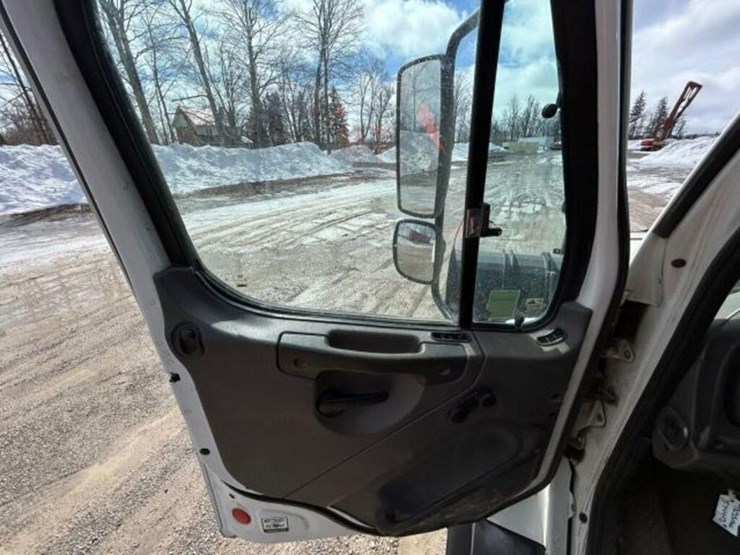 2013-freightliner-108sd-image-20