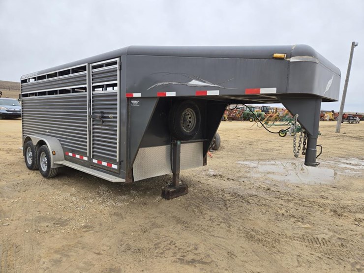 #73-•-2005-featherlite-gooseneck-livestock-trailer-image-1