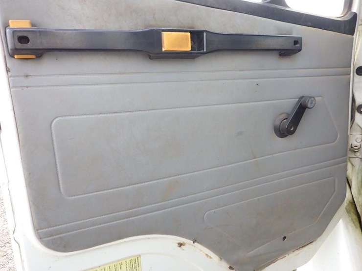 1996-freightliner-fl70-image-33