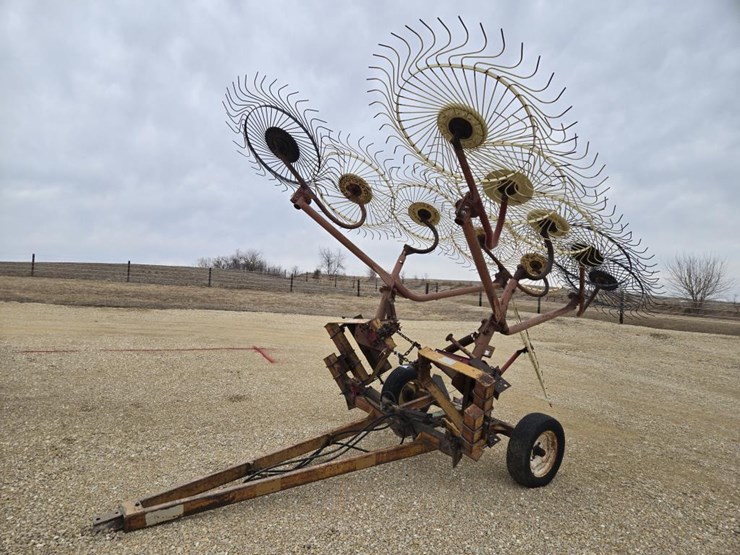 #7957-•-pull-type-10-wheel-v-rake-image-3