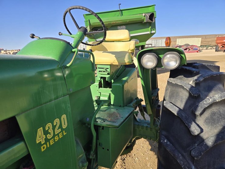 john-deere-4320-image-16