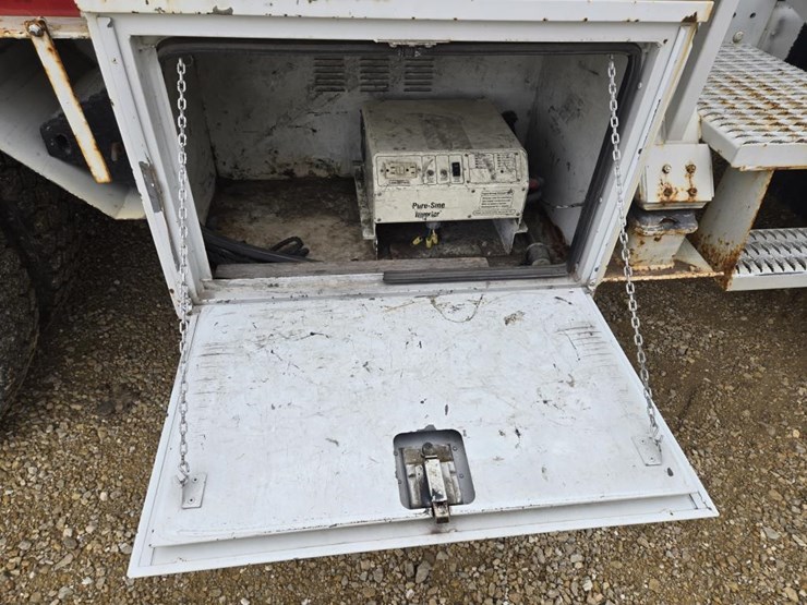 #7926-•-2003-freightliner-fl180-crane-truck-image-12