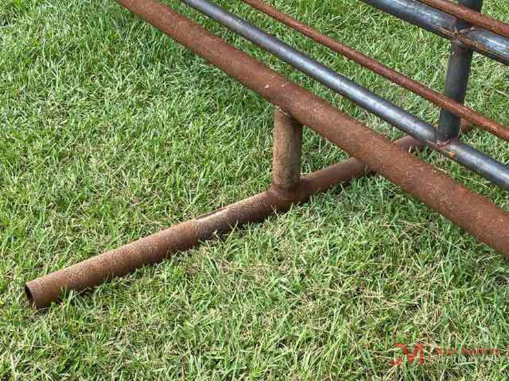 (1)-new-24'-free-standing-8-bar-panel-with-gate-image-5