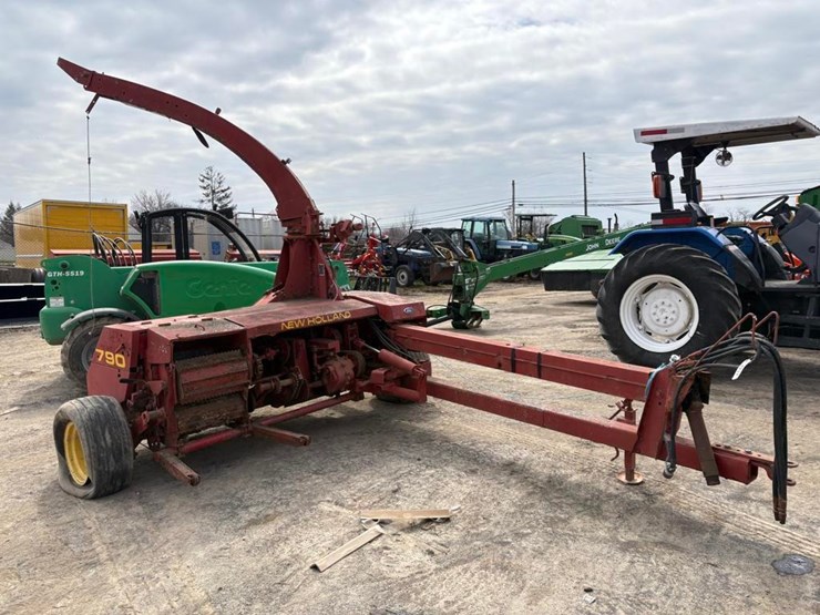 new-holland-790-image-1