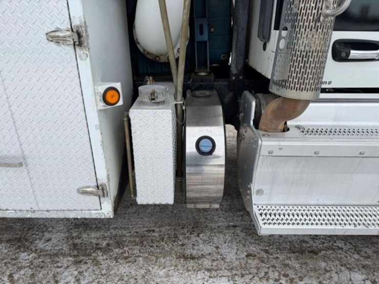 2017-peterbilt-567-image-39