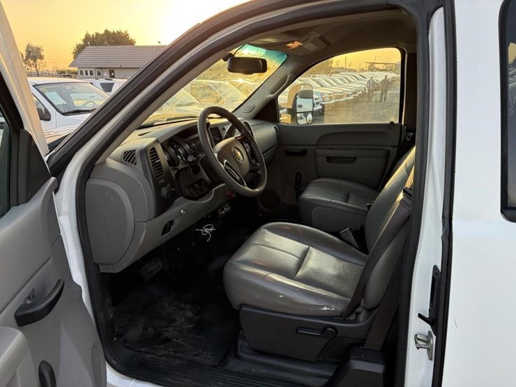 2013-chevrolet-2500-image-9