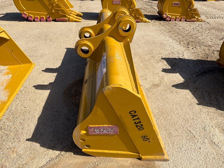 caterpillar-320-image-2