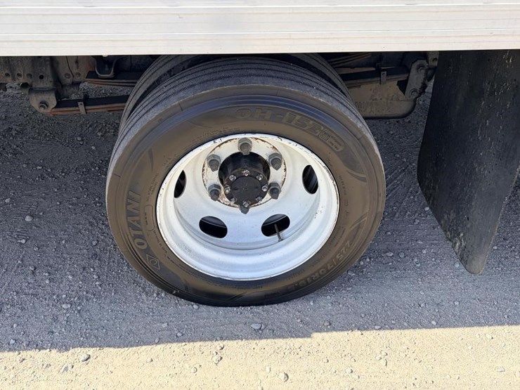 2017-isuzu-nrr-image-10