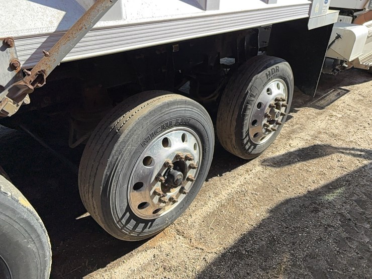 2015-peterbilt-567-image-6