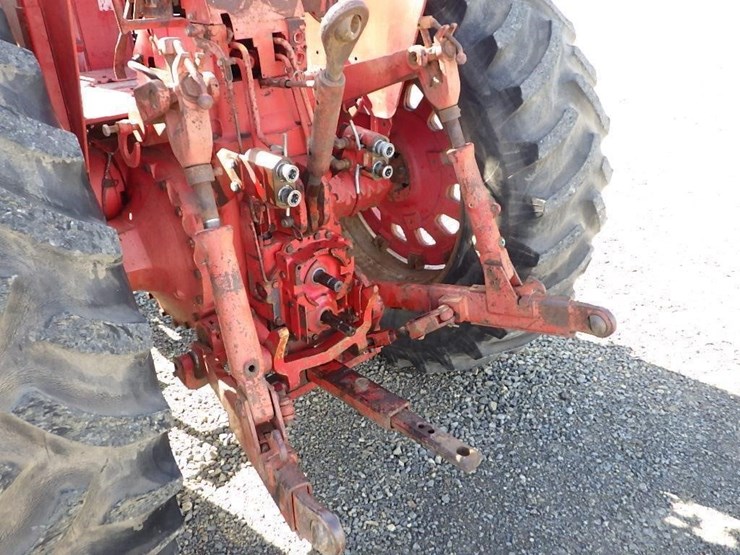 international-f1066-tractor-image-9